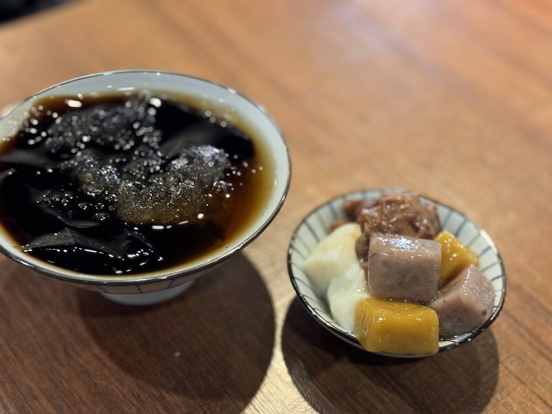 桃園市中壢區台灣｜中壢｜小眼睛甜品店 （仙草‧豆花‧愛玉），夏日就是要來點清涼味。（中壢美食）