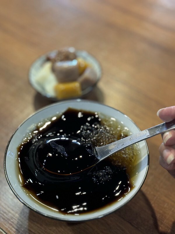 桃園市中壢區台灣｜中壢｜小眼睛甜品店 （仙草‧豆花‧愛玉），夏日就是要來點清涼味。（中壢美食）