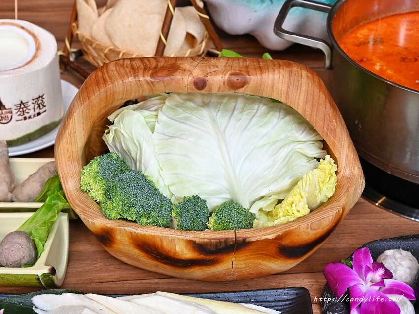 泰滾泰式火鍋｜都市中絕美叢林系泰式火鍋店，口味道地，蝦片無限吃到飽，超狂限時優惠一百元發票就送一百隻蝦！