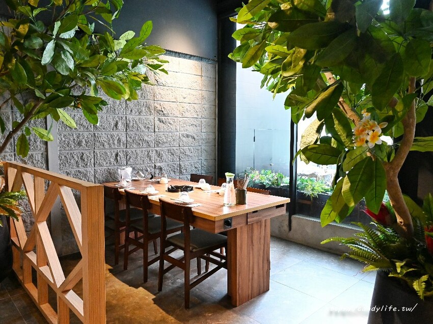 泰滾泰式火鍋｜都市中絕美叢林系泰式火鍋店，口味道地，蝦片無限吃到飽，超狂限時優惠一百元發票就送一百隻蝦！