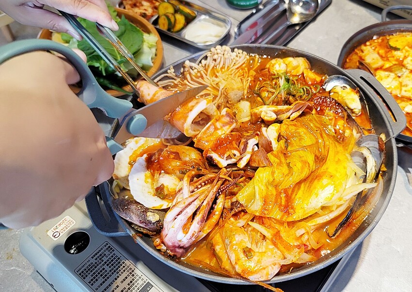 新開幕！！推擠 돼지韓式料理進駐一中商圈，必點烤肉拼盤、辣燉海鮮、繽紛韓國氣泡飲，還有6種小菜、霜淇淋