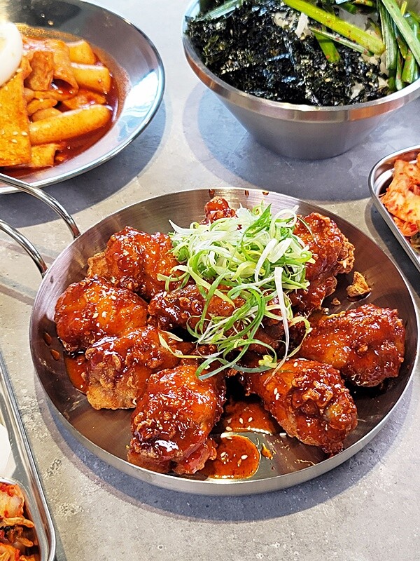 新開幕！！推擠 돼지韓式料理進駐一中商圈，必點烤肉拼盤、辣燉海鮮、繽紛韓國氣泡飲，還有6種小菜、霜淇淋