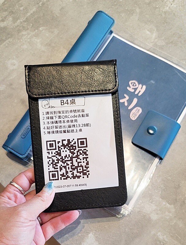 新開幕！！推擠 돼지韓式料理進駐一中商圈，必點烤肉拼盤、辣燉海鮮、繽紛韓國氣泡飲，還有6種小菜、霜淇淋