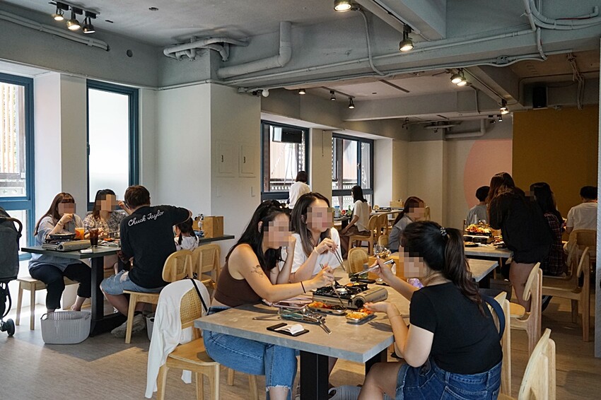 新開幕！！推擠 돼지韓式料理進駐一中商圈，必點烤肉拼盤、辣燉海鮮、繽紛韓國氣泡飲，還有6種小菜、霜淇淋