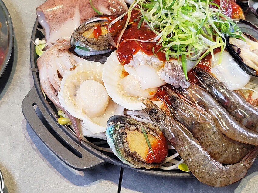 新開幕！！推擠 돼지韓式料理進駐一中商圈，必點烤肉拼盤、辣燉海鮮、繽紛韓國氣泡飲，還有6種小菜、霜淇淋