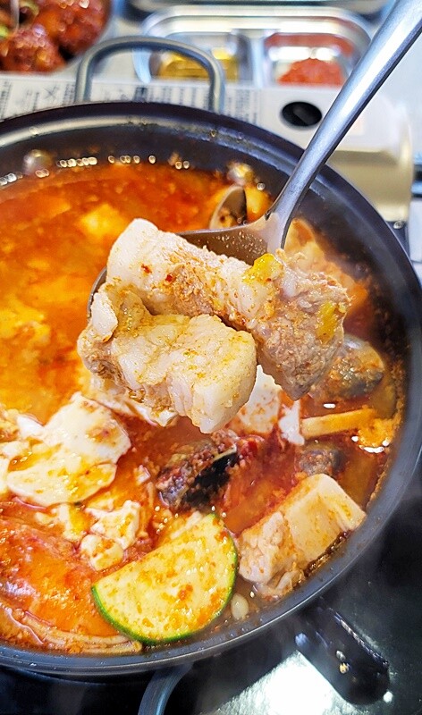 新開幕！！推擠 돼지韓式料理進駐一中商圈，必點烤肉拼盤、辣燉海鮮、繽紛韓國氣泡飲，還有6種小菜、霜淇淋