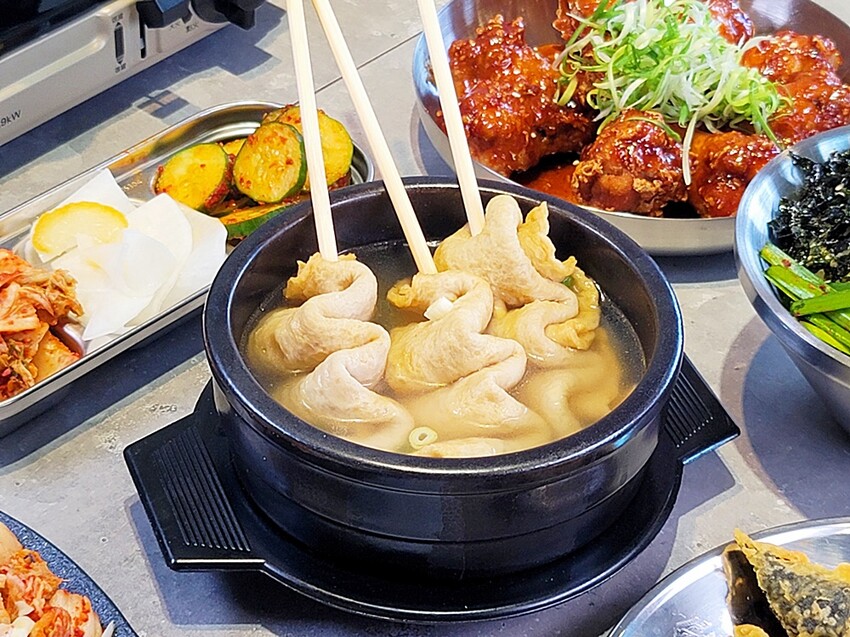 新開幕！！推擠 돼지韓式料理進駐一中商圈，必點烤肉拼盤、辣燉海鮮、繽紛韓國氣泡飲，還有6種小菜、霜淇淋