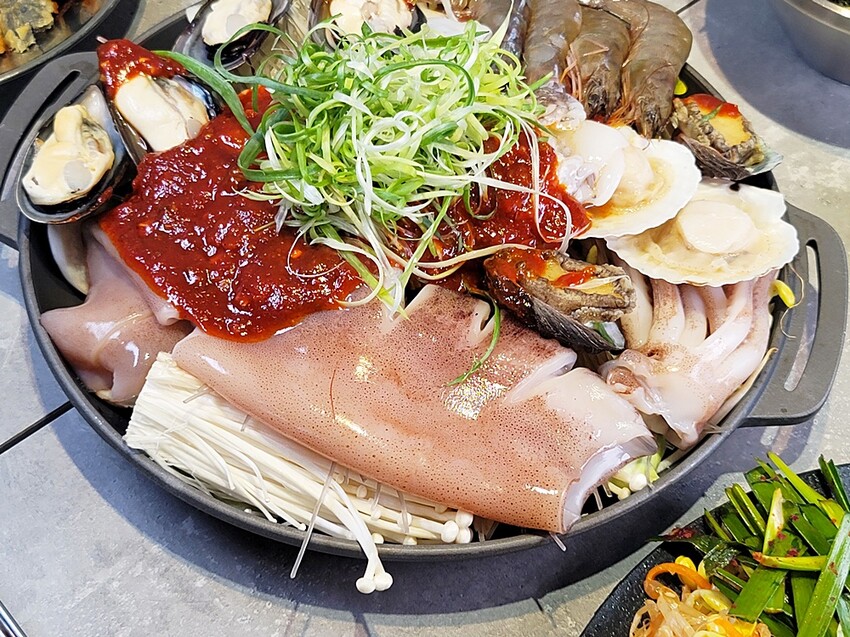 新開幕！！推擠 돼지韓式料理進駐一中商圈，必點烤肉拼盤、辣燉海鮮、繽紛韓國氣泡飲，還有6種小菜、霜淇淋