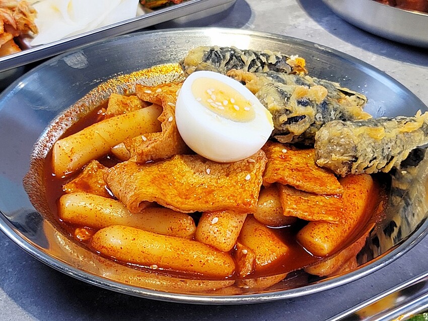 新開幕！！推擠 돼지韓式料理進駐一中商圈，必點烤肉拼盤、辣燉海鮮、繽紛韓國氣泡飲，還有6種小菜、霜淇淋