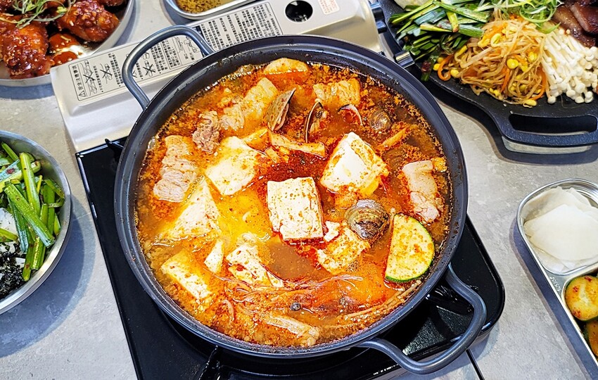 新開幕！！推擠 돼지韓式料理進駐一中商圈，必點烤肉拼盤、辣燉海鮮、繽紛韓國氣泡飲，還有6種小菜、霜淇淋