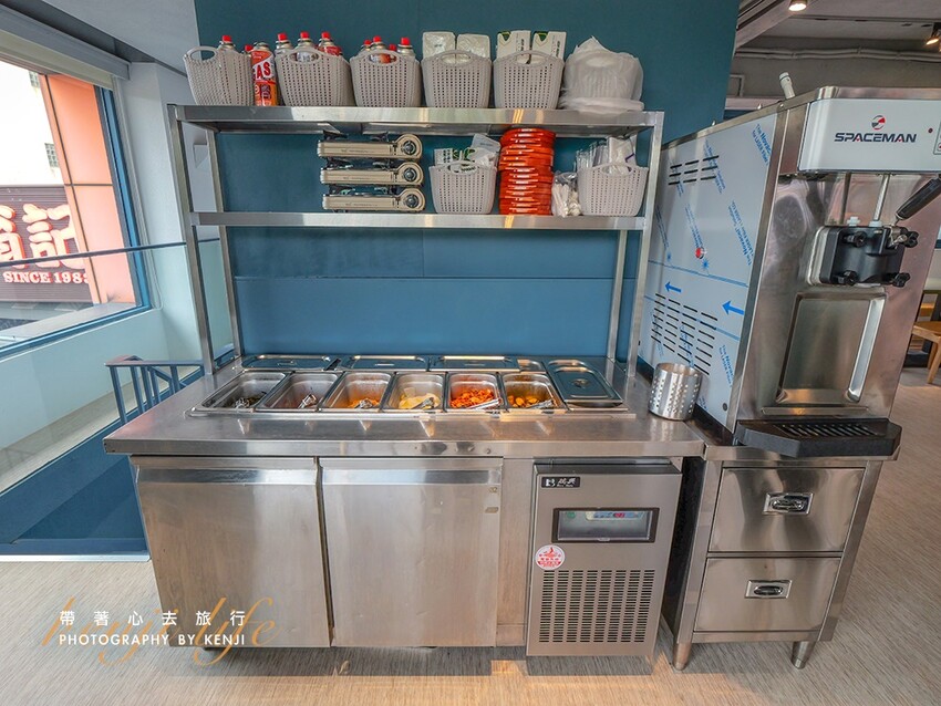 新開幕！！推擠 돼지韓式料理進駐一中商圈，必點烤肉拼盤、辣燉海鮮、繽紛韓國氣泡飲，還有6種小菜、霜淇淋