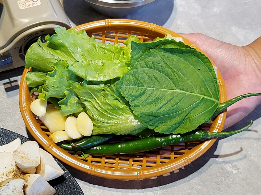 新開幕！！推擠 돼지韓式料理進駐一中商圈，必點烤肉拼盤、辣燉海鮮、繽紛韓國氣泡飲，還有6種小菜、霜淇淋