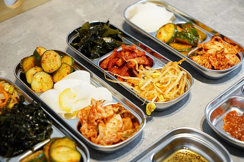新開幕！！推擠 돼지韓式料理進駐一中商圈，必點烤肉拼盤、辣燉海鮮、繽紛韓國氣泡飲，還有6種小菜、霜淇淋
