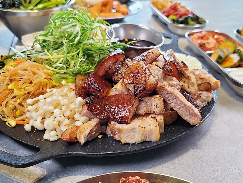 新開幕！！推擠 돼지韓式料理進駐一中商圈，必點烤肉拼盤、辣燉海鮮、繽紛韓國氣泡飲，還有6種小菜、霜淇淋