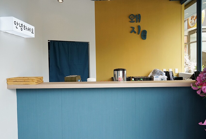 新開幕！！推擠 돼지韓式料理進駐一中商圈，必點烤肉拼盤、辣燉海鮮、繽紛韓國氣泡飲，還有6種小菜、霜淇淋