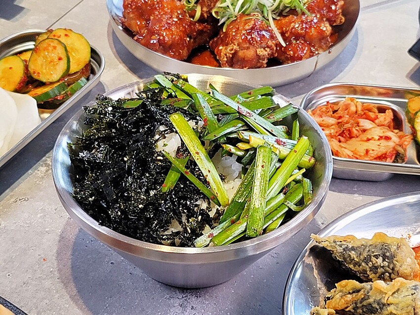 新開幕！！推擠 돼지韓式料理進駐一中商圈，必點烤肉拼盤、辣燉海鮮、繽紛韓國氣泡飲，還有6種小菜、霜淇淋