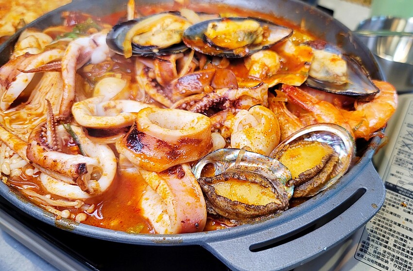 新開幕！！推擠 돼지韓式料理進駐一中商圈，必點烤肉拼盤、辣燉海鮮、繽紛韓國氣泡飲，還有6種小菜、霜淇淋