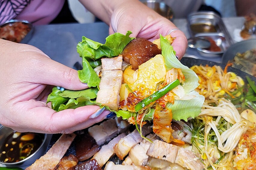 新開幕！！推擠 돼지韓式料理進駐一中商圈，必點烤肉拼盤、辣燉海鮮、繽紛韓國氣泡飲，還有6種小菜、霜淇淋
