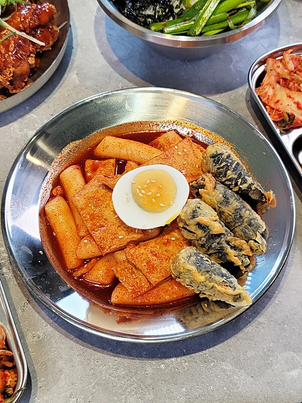 新開幕！！推擠 돼지韓式料理進駐一中商圈，必點烤肉拼盤、辣燉海鮮、繽紛韓國氣泡飲，還有6種小菜、霜淇淋