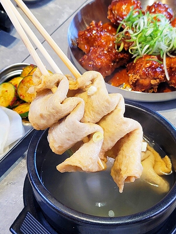 新開幕！！推擠 돼지韓式料理進駐一中商圈，必點烤肉拼盤、辣燉海鮮、繽紛韓國氣泡飲，還有6種小菜、霜淇淋