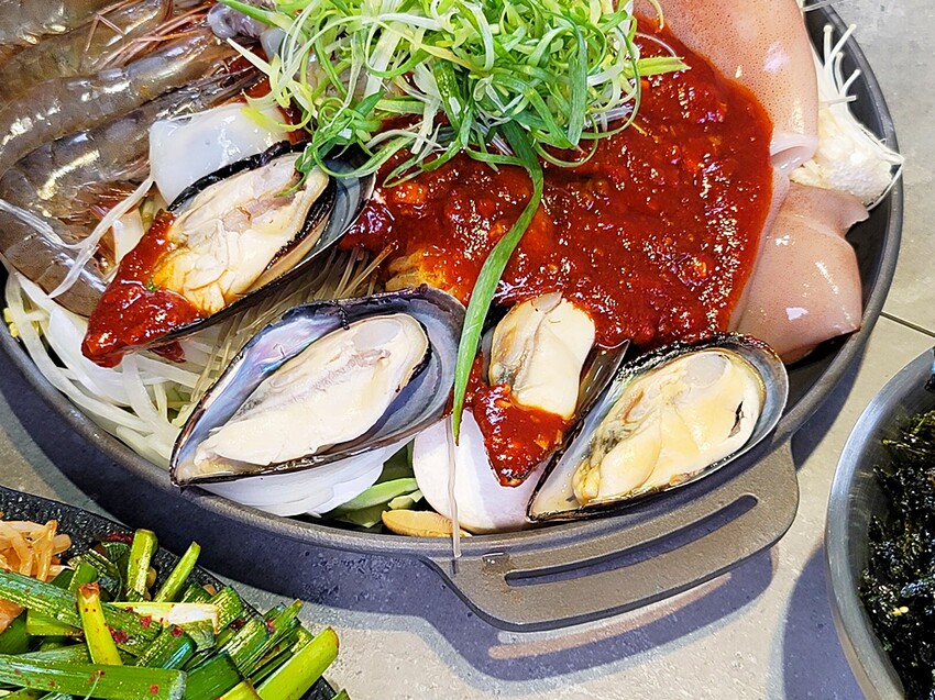 新開幕！！推擠 돼지韓式料理進駐一中商圈，必點烤肉拼盤、辣燉海鮮、繽紛韓國氣泡飲，還有6種小菜、霜淇淋