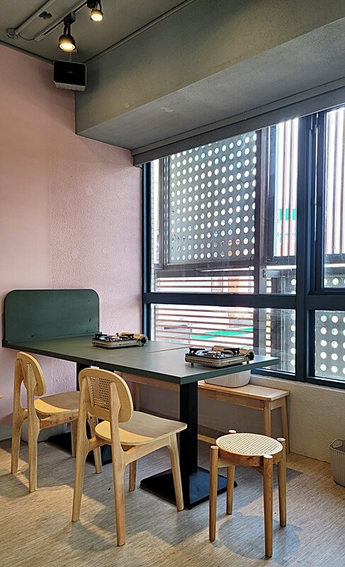 新開幕！！推擠 돼지韓式料理進駐一中商圈，必點烤肉拼盤、辣燉海鮮、繽紛韓國氣泡飲，還有6種小菜、霜淇淋