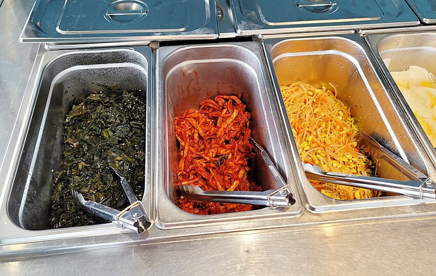 新開幕！！推擠 돼지韓式料理進駐一中商圈，必點烤肉拼盤、辣燉海鮮、繽紛韓國氣泡飲，還有6種小菜、霜淇淋