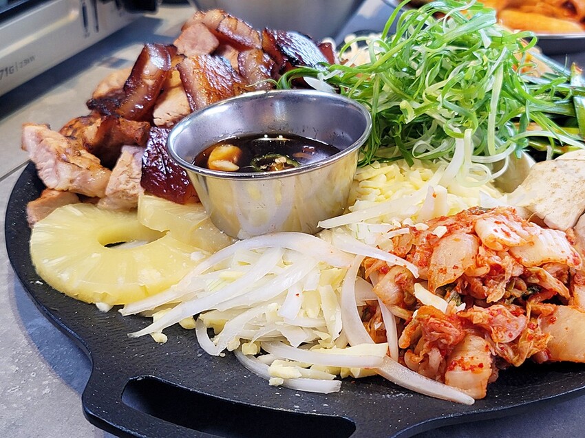 新開幕！！推擠 돼지韓式料理進駐一中商圈，必點烤肉拼盤、辣燉海鮮、繽紛韓國氣泡飲，還有6種小菜、霜淇淋