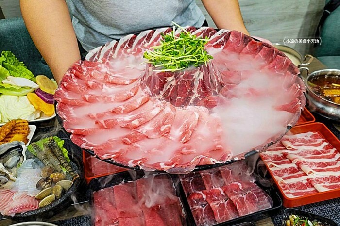 新開幕！！推擠 돼지韓式料理進駐一中商圈，必點烤肉拼盤、辣燉海鮮、繽紛韓國氣泡飲，還有6種小菜、霜淇淋