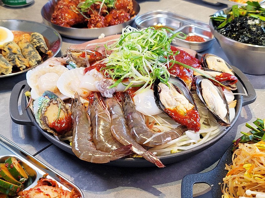 新開幕！！推擠 돼지韓式料理進駐一中商圈，必點烤肉拼盤、辣燉海鮮、繽紛韓國氣泡飲，還有6種小菜、霜淇淋