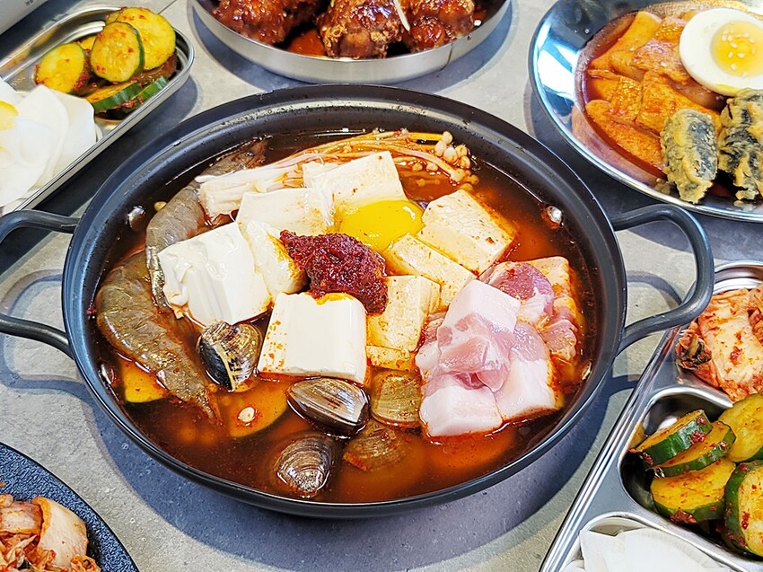 新開幕！！推擠 돼지韓式料理進駐一中商圈，必點烤肉拼盤、辣燉海鮮、繽紛韓國氣泡飲，還有6種小菜、霜淇淋