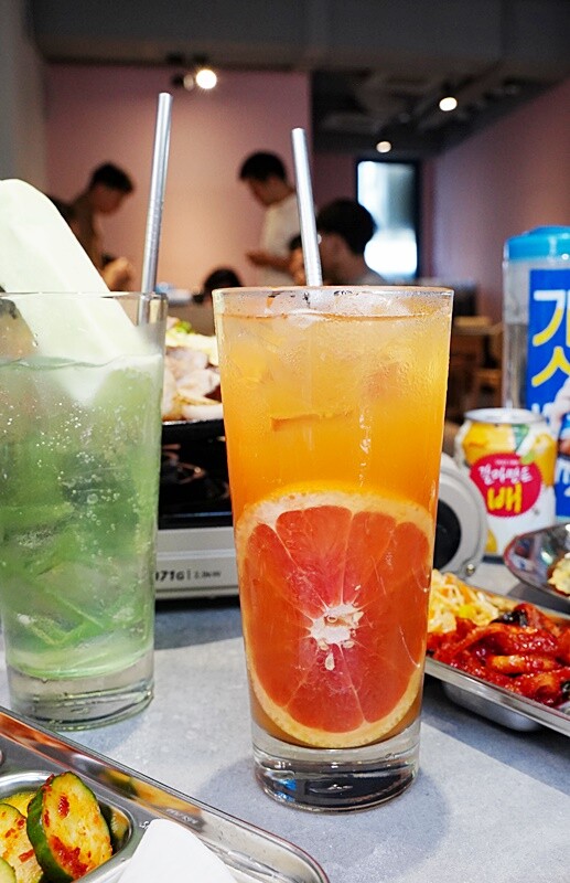 新開幕！！推擠 돼지韓式料理進駐一中商圈，必點烤肉拼盤、辣燉海鮮、繽紛韓國氣泡飲，還有6種小菜、霜淇淋