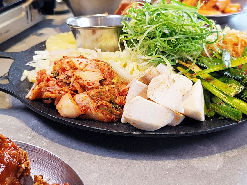 新開幕！！推擠 돼지韓式料理進駐一中商圈，必點烤肉拼盤、辣燉海鮮、繽紛韓國氣泡飲，還有6種小菜、霜淇淋