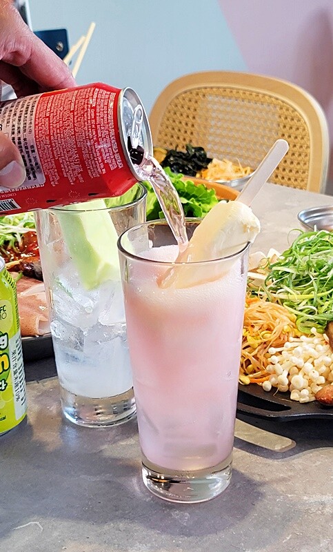 新開幕！！推擠 돼지韓式料理進駐一中商圈，必點烤肉拼盤、辣燉海鮮、繽紛韓國氣泡飲，還有6種小菜、霜淇淋