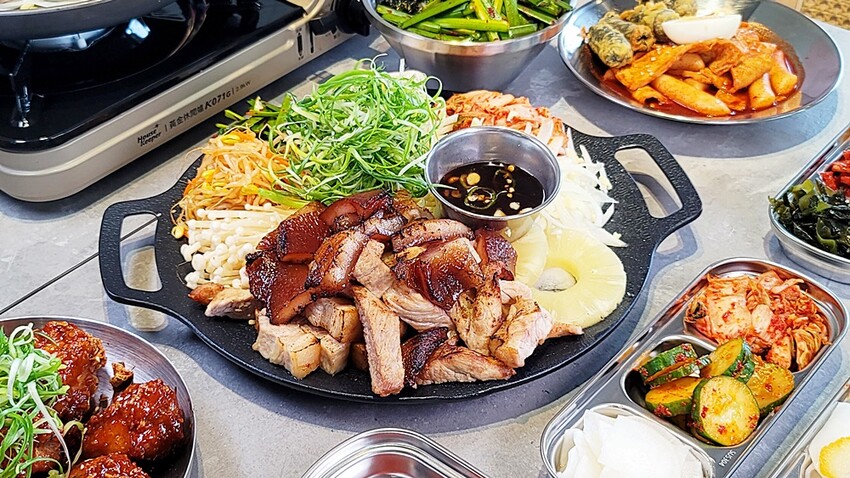 新開幕！！推擠 돼지韓式料理進駐一中商圈，必點烤肉拼盤、辣燉海鮮、繽紛韓國氣泡飲，還有6種小菜、霜淇淋
