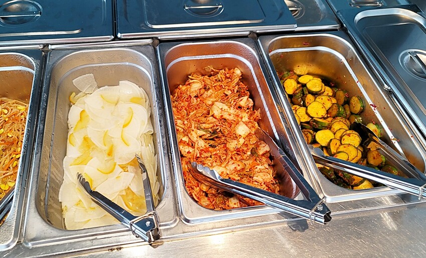 新開幕！！推擠 돼지韓式料理進駐一中商圈，必點烤肉拼盤、辣燉海鮮、繽紛韓國氣泡飲，還有6種小菜、霜淇淋