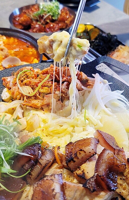 新開幕！！推擠 돼지韓式料理進駐一中商圈，必點烤肉拼盤、辣燉海鮮、繽紛韓國氣泡飲，還有6種小菜、霜淇淋