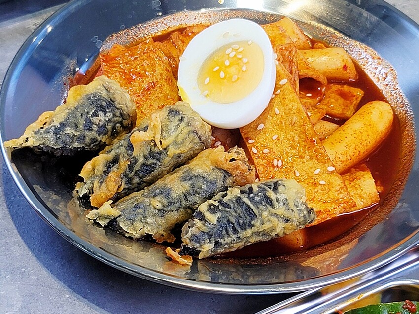 新開幕！！推擠 돼지韓式料理進駐一中商圈，必點烤肉拼盤、辣燉海鮮、繽紛韓國氣泡飲，還有6種小菜、霜淇淋