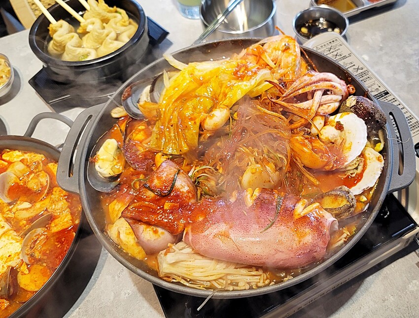 新開幕！！推擠 돼지韓式料理進駐一中商圈，必點烤肉拼盤、辣燉海鮮、繽紛韓國氣泡飲，還有6種小菜、霜淇淋