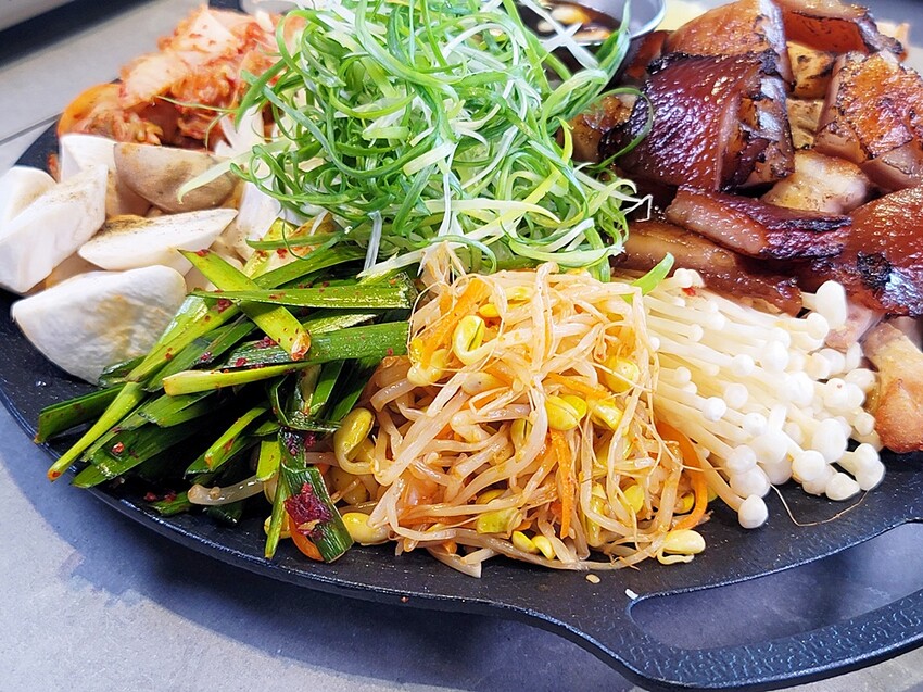 新開幕！！推擠 돼지韓式料理進駐一中商圈，必點烤肉拼盤、辣燉海鮮、繽紛韓國氣泡飲，還有6種小菜、霜淇淋