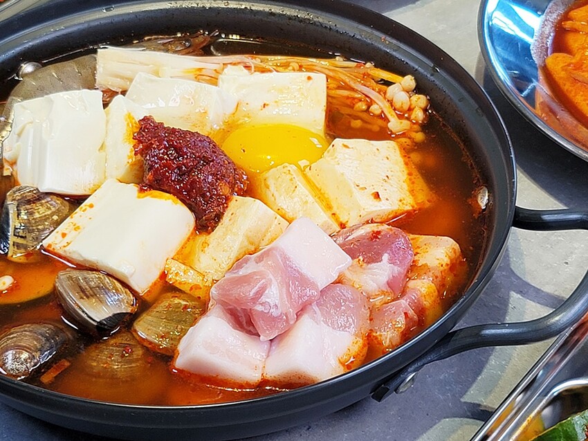 新開幕！！推擠 돼지韓式料理進駐一中商圈，必點烤肉拼盤、辣燉海鮮、繽紛韓國氣泡飲，還有6種小菜、霜淇淋