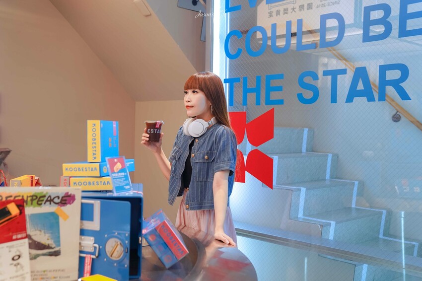 【台中南屯│美食】KOOBESTAR＊咖啡＊酷必捲。新開幕台中咖啡廳推薦，打造航空主題用餐空間，糙米捲心酥與咖