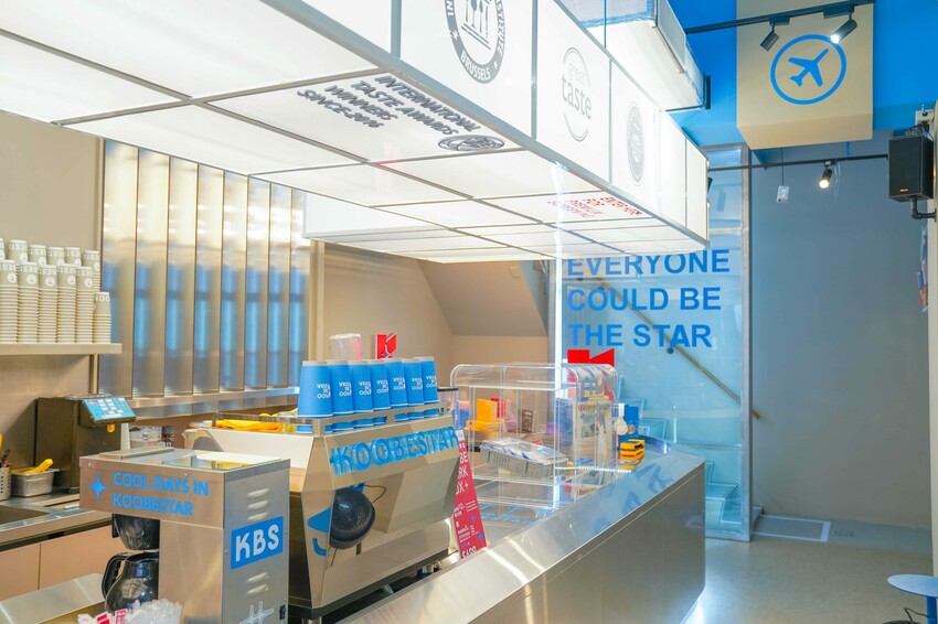 【台中南屯│美食】KOOBESTAR＊咖啡＊酷必捲。新開幕台中咖啡廳推薦，打造航空主題用餐空間，糙米捲心酥與咖