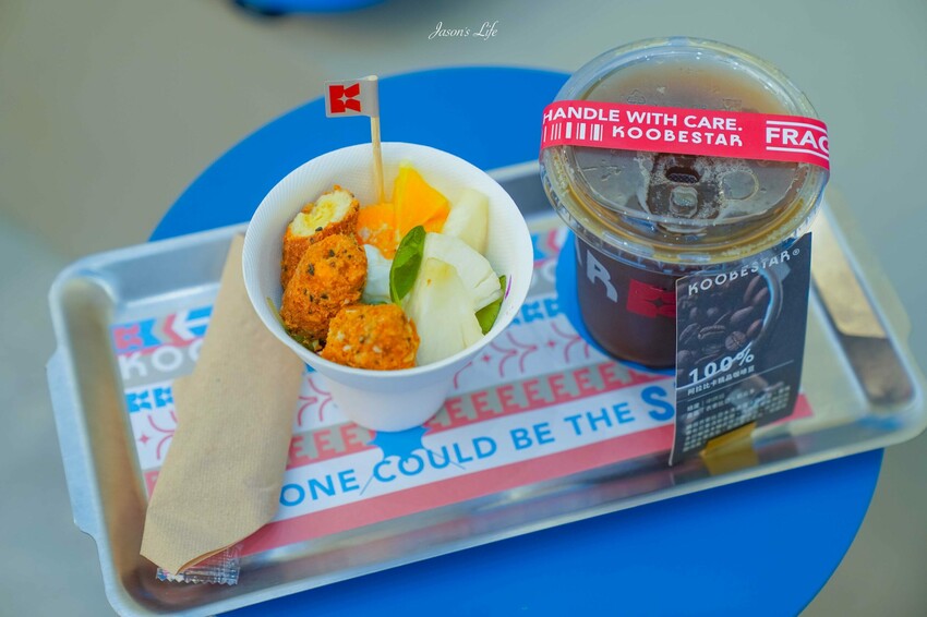 【台中南屯│美食】KOOBESTAR＊咖啡＊酷必捲。新開幕台中咖啡廳推薦，打造航空主題用餐空間，糙米捲心酥與咖