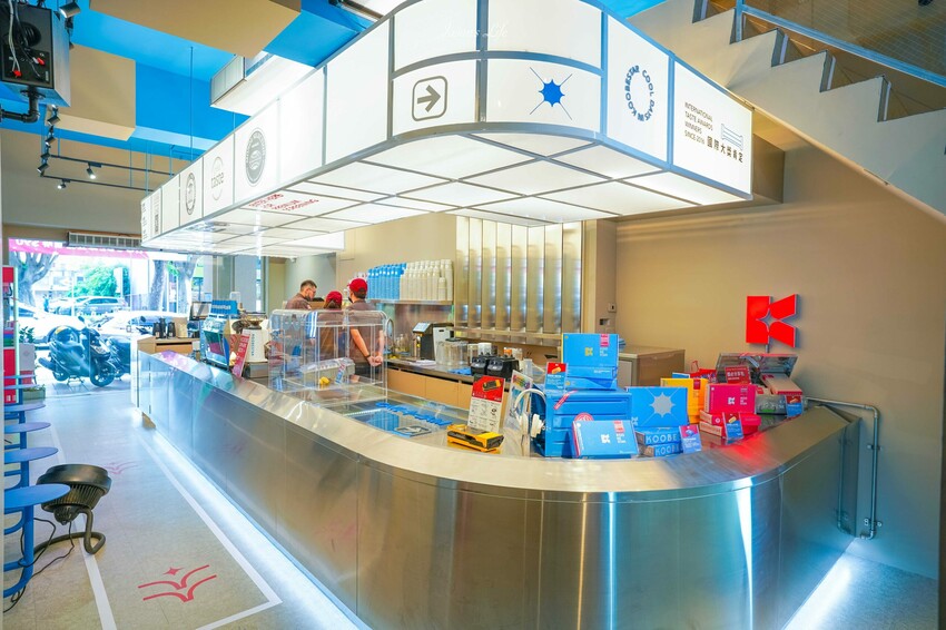 【台中南屯│美食】KOOBESTAR＊咖啡＊酷必捲。新開幕台中咖啡廳推薦，打造航空主題用餐空間，糙米捲心酥與咖