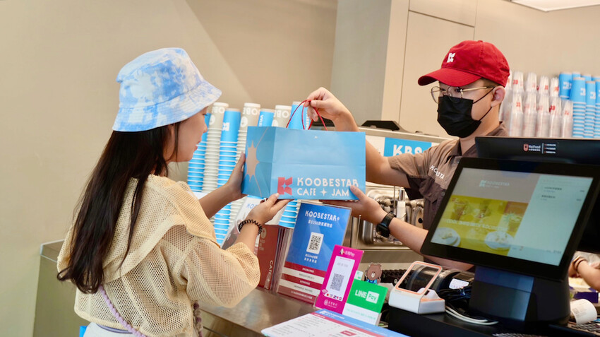 [台中] KOOBESTAR＊咖啡＊酷必捲｜全新開幕IG打卡店｜台中公益路美食！買咖啡送酷必捲