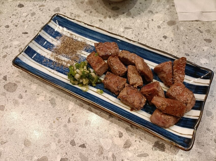 台北市大安區台北忠孝復興美食|就饗鐵板燒-台北忠孝東店。內用享現炒蔬菜、白飯、湯品、飲料、霜淇淋無限享用!