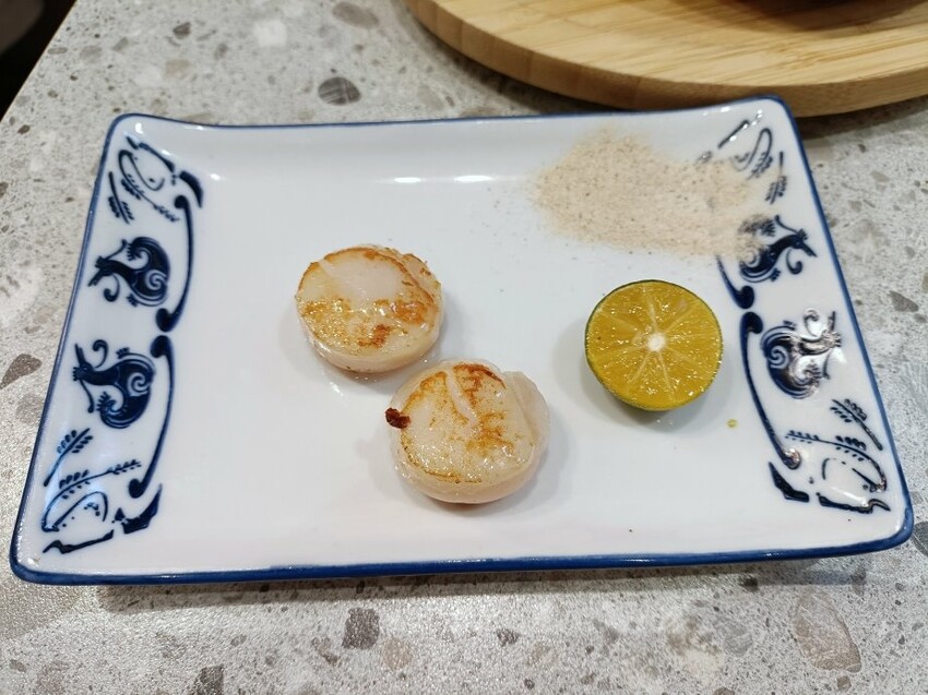 台北市大安區台北忠孝復興美食|就饗鐵板燒-台北忠孝東店。內用享現炒蔬菜、白飯、湯品、飲料、霜淇淋無限享用!