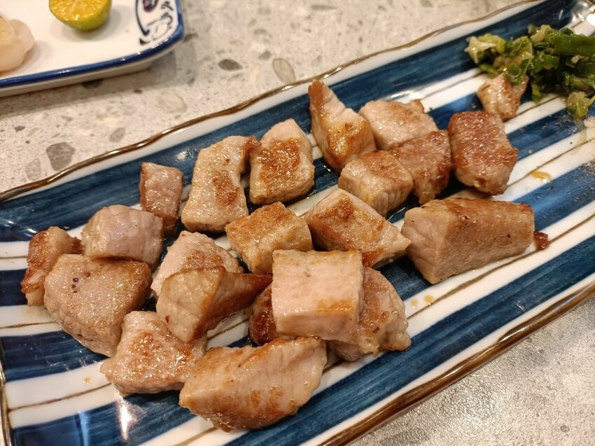 台北市大安區台北忠孝復興美食|就饗鐵板燒-台北忠孝東店。內用享現炒蔬菜、白飯、湯品、飲料、霜淇淋無限享用!