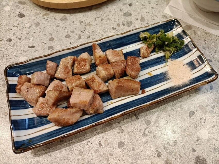 台北市大安區台北忠孝復興美食|就饗鐵板燒-台北忠孝東店。內用享現炒蔬菜、白飯、湯品、飲料、霜淇淋無限享用!